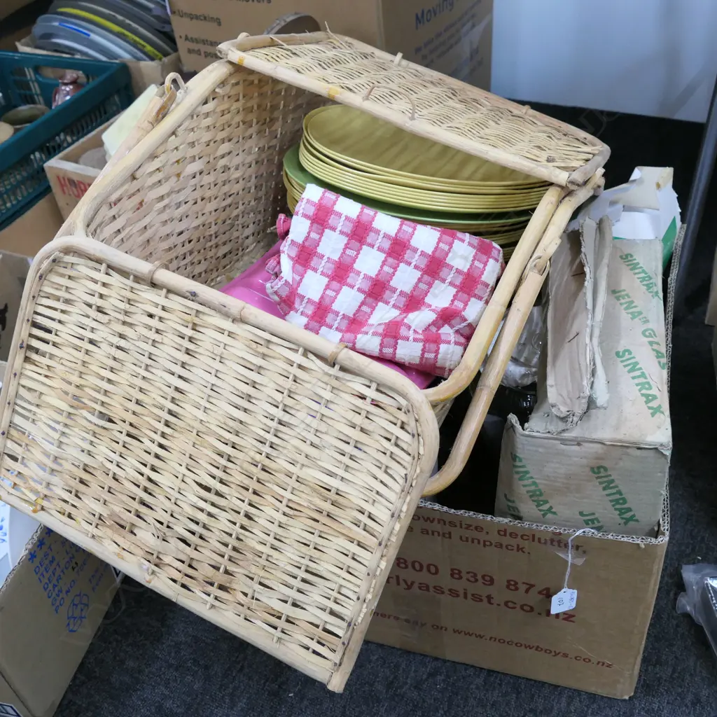 LOT ASST KITCHENALIA INCL. PICNIC BASKET Image 1++