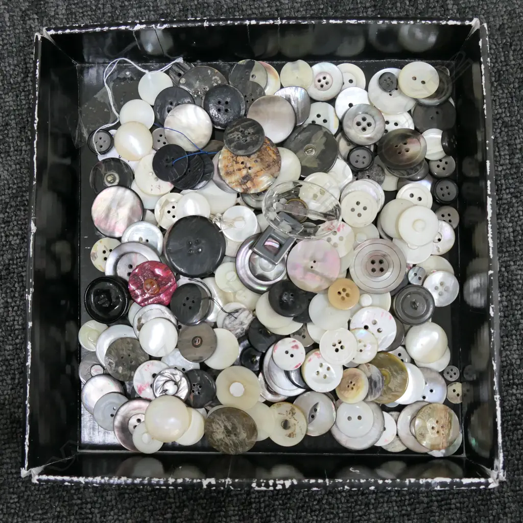 LOT ASST BUTTONS Image 1++