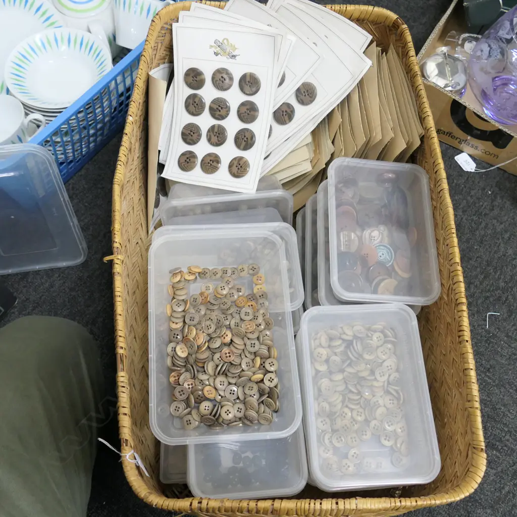 LOT ASST BUTTONS Image 1++