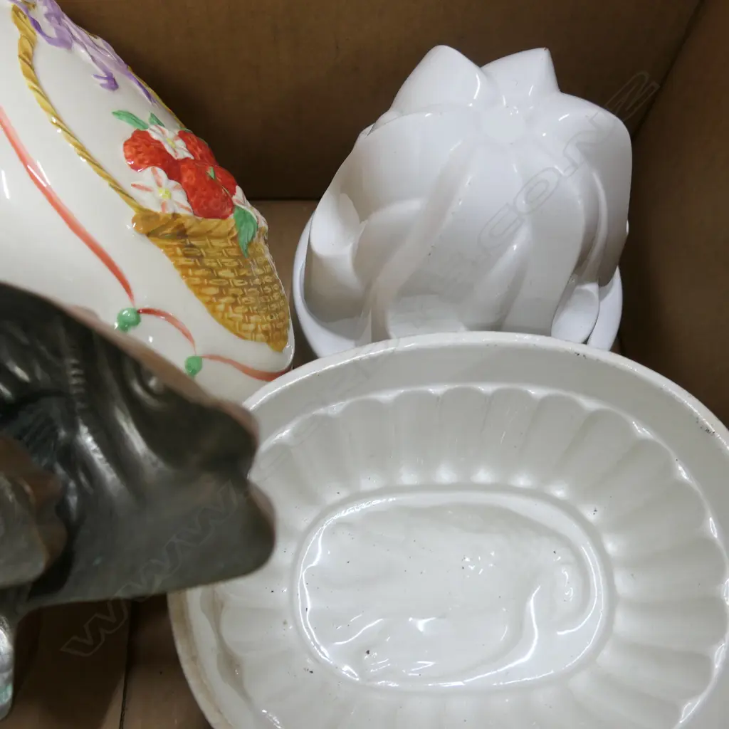 LOT ASST MOULDS - COPPER JELLY MOULDS + CERAMIC BLANCMANGE MOULDS ETC Image 1++