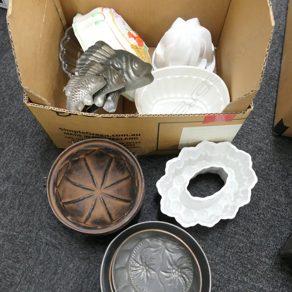 LOT ASST MOULDS - COPPER JELLY MOULDS + CERAMIC BLANCMANGE MOULDS ETC Image 1++