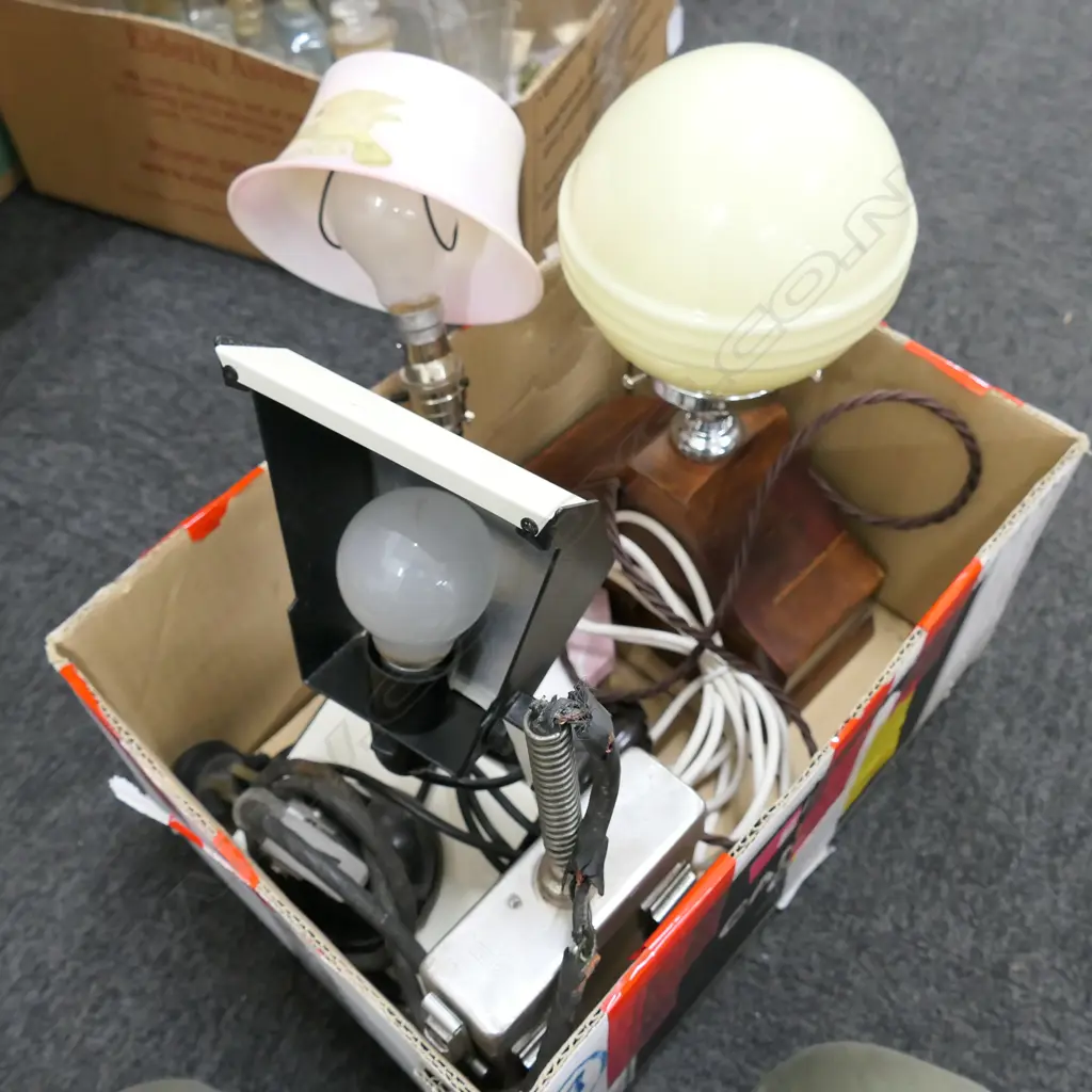 LOT ASST TABLE LAMPS ETC Image 1++