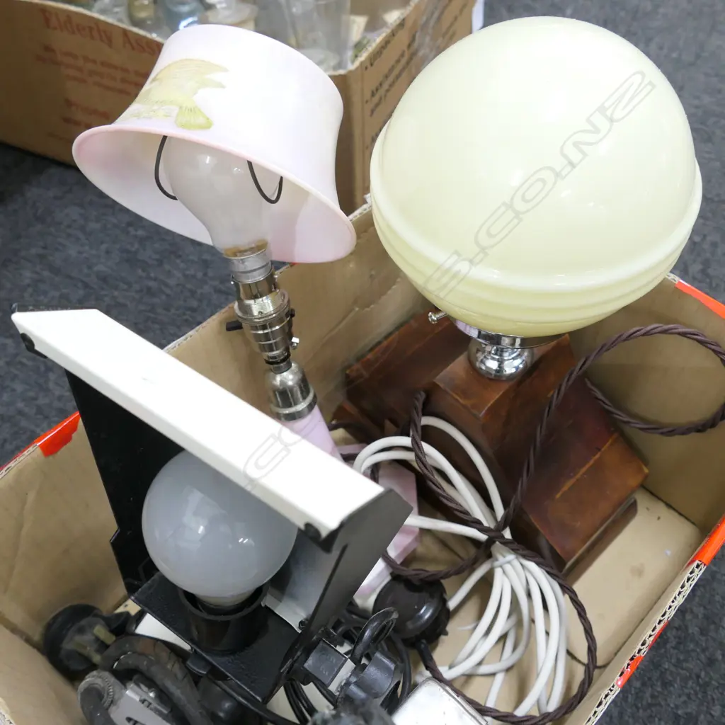 LOT ASST TABLE LAMPS ETC Image 1++