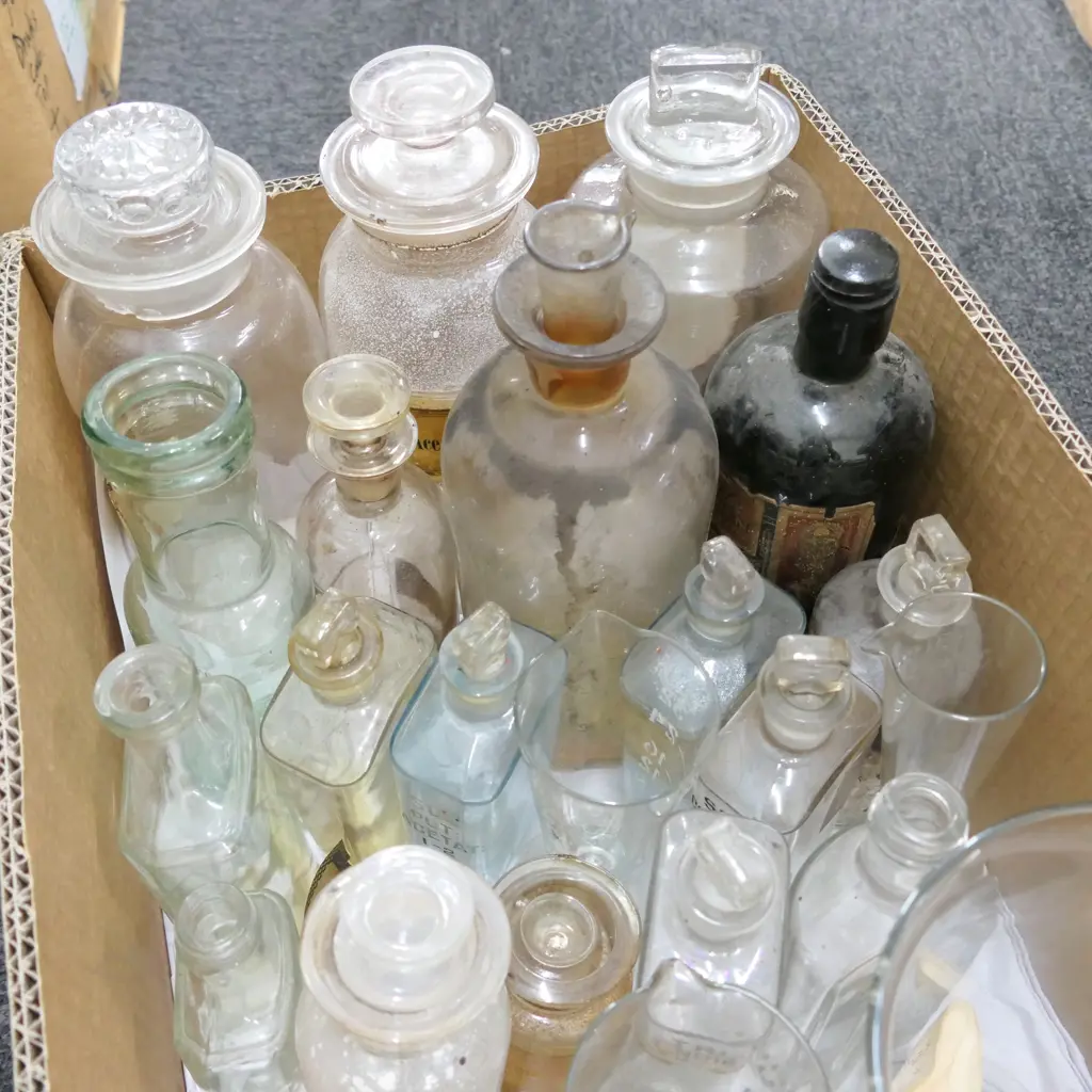 LOT ASST GLASS BOTTLES / BEAKERS ETC Image 1++