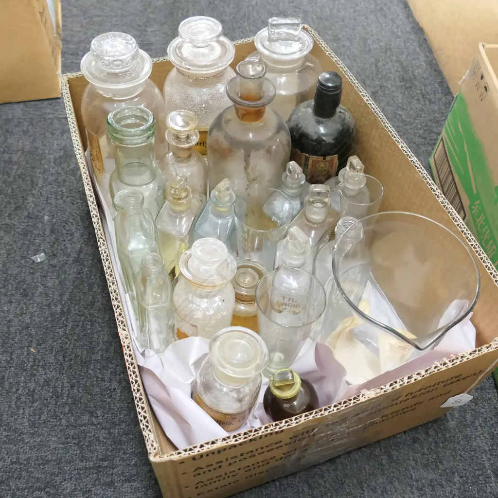 LOT ASST GLASS BOTTLES / BEAKERS ETC Image 1++