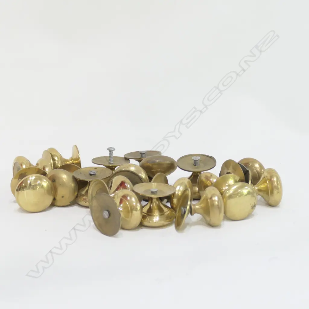LOT ASST BRASS KNOBS Image 1++