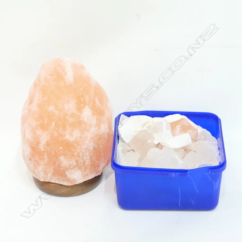 LOT ASST CRYSTALS + PART SALT LAMP Image 1++