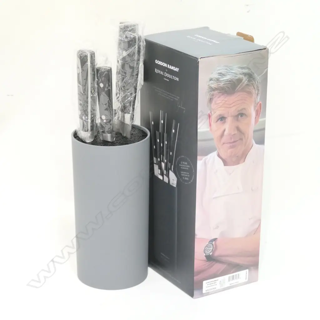 GORDON RAMSAY ROYAL DOULTON KNIFE SET AS NEW IN BOX Image 1++