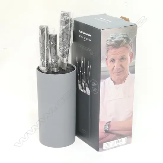 GORDON RAMSAY ROYAL DOULTON KNIFE SET AS NEW IN BOX