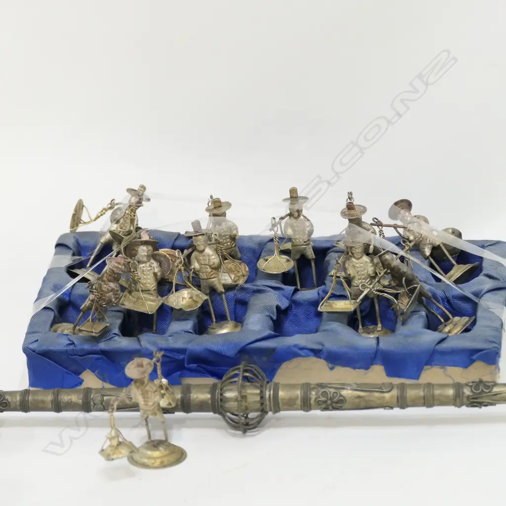 LOT CHINESE FIGURES AND OPIUM PIPE Image 1++