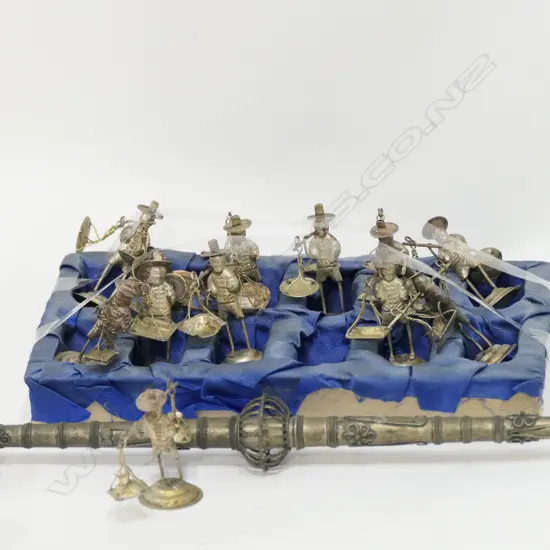 LOT CHINESE FIGURES AND OPIUM PIPE