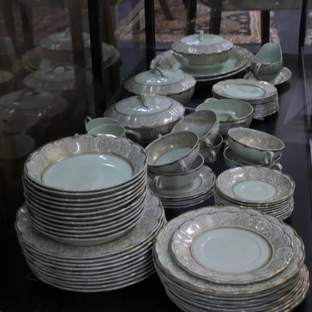 LARGE GRINDLEY ALMOND PETAL DINNER SERVICE Image 1++