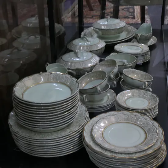 LARGE GRINDLEY ALMOND PETAL DINNER SERVICE