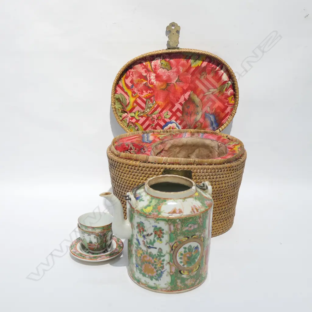 CHINESE TEAPOT IN WHICKER BASKET Image 1++