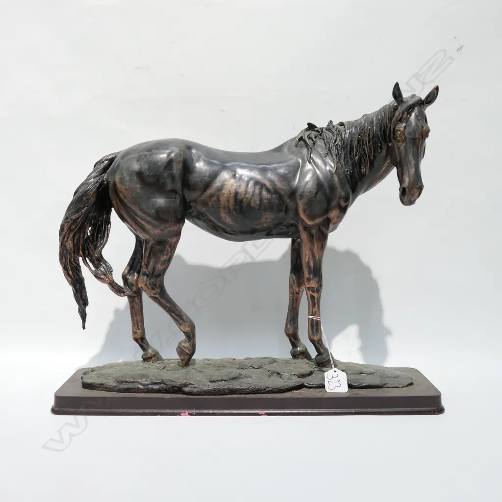 LARGE RESIN HORSE ON STAND H. 340MM Image 1++