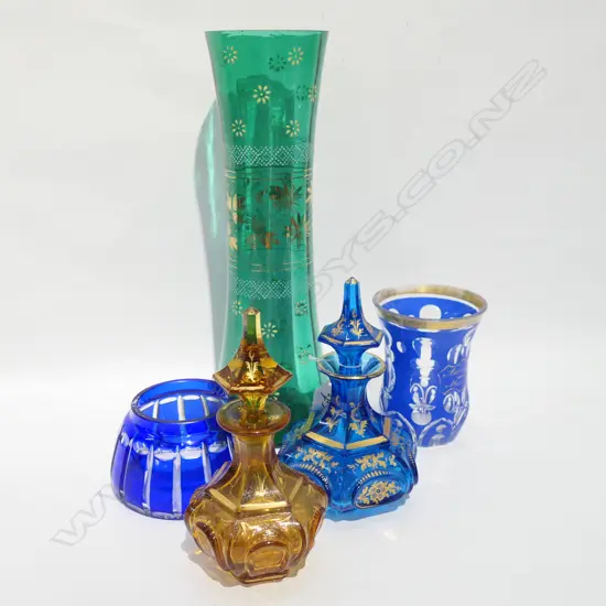 5 PCES VICTORIAN GLASS INCL; 2 SCENT BOTTLES, BEAKER, VASE AND VESSEL