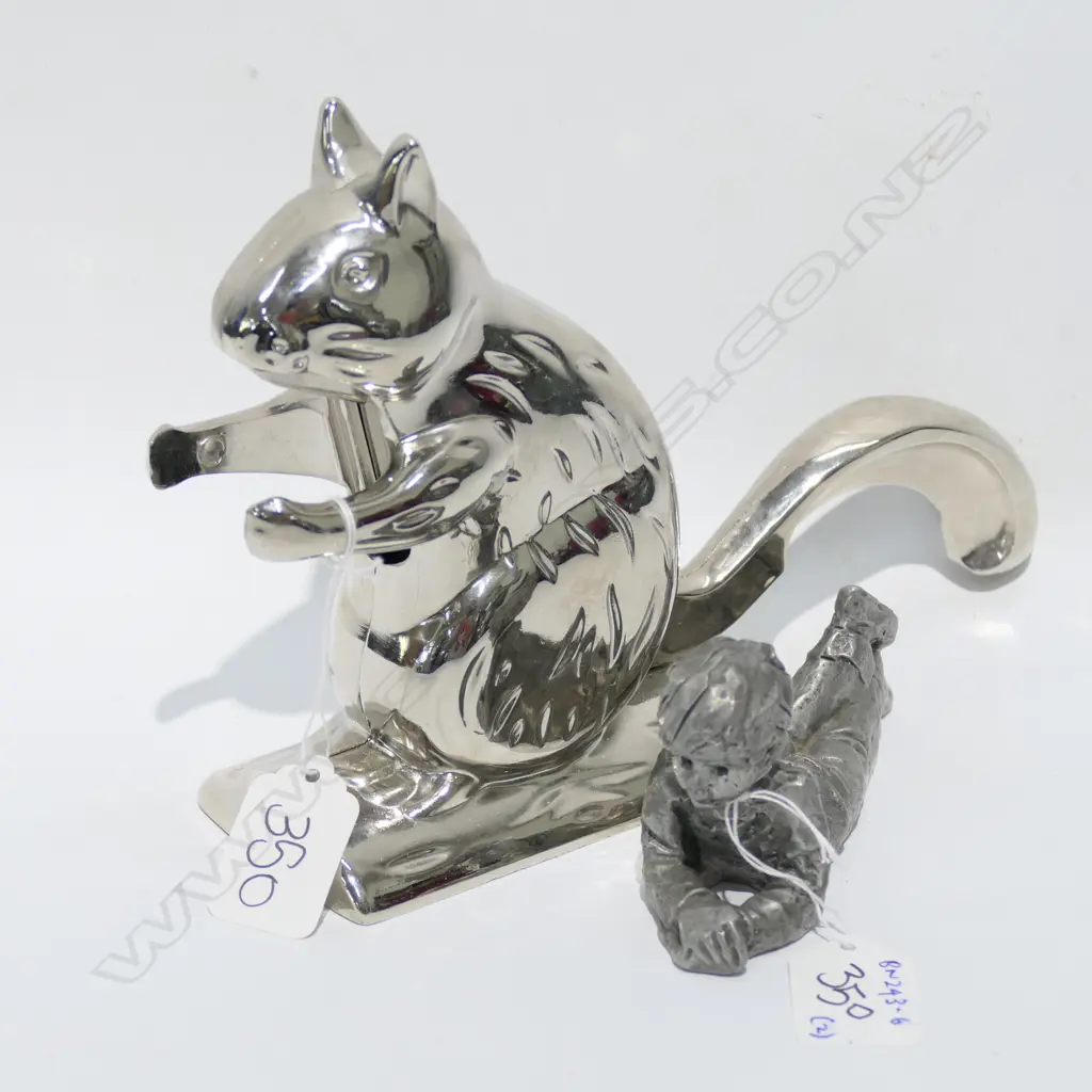SQUIRREL NUTCRACKER H. 145MM + SCULPTURE OF BOY Image 1++
