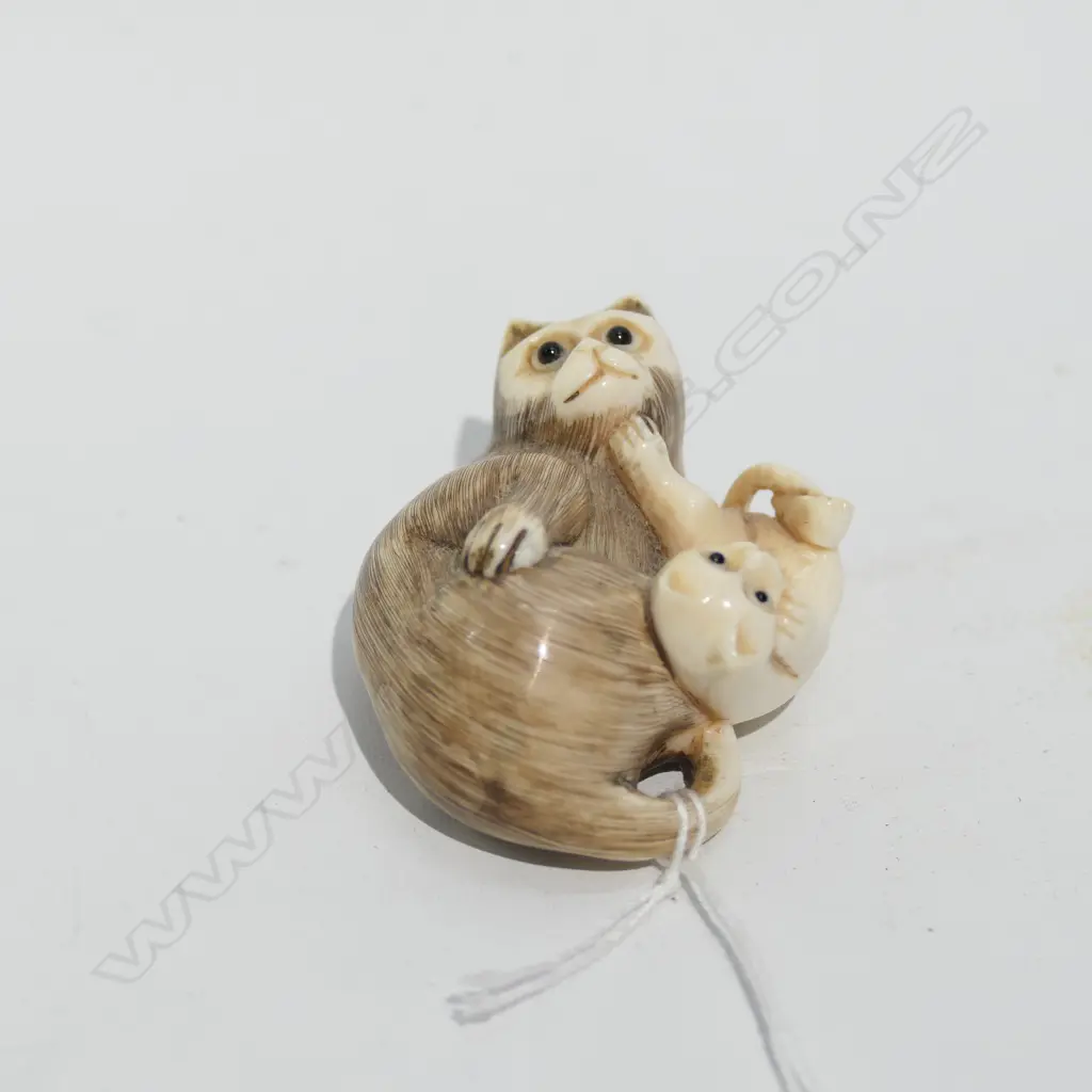 IVORY NETSUKE CAT & KITTEN FINE DETAIL Image 1++