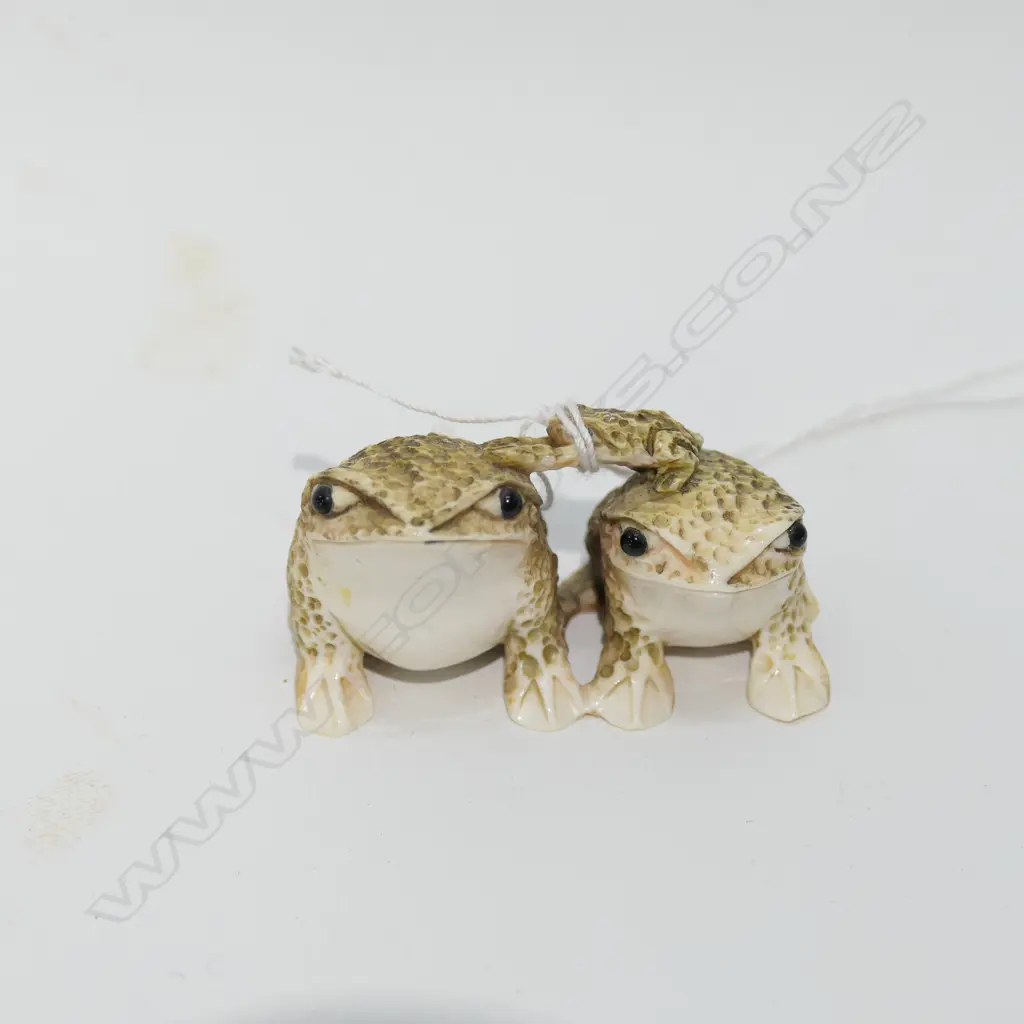 IVORY NETSUKE 2 TOADS FINE DETAIL. SIGNED Image 1++