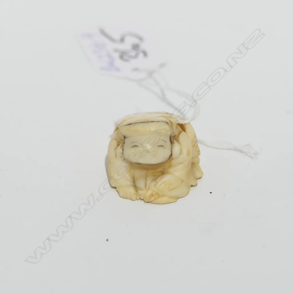 JAPANESE IVORY NETSUKE KNEELING FIGURE W SACK  Image 1++