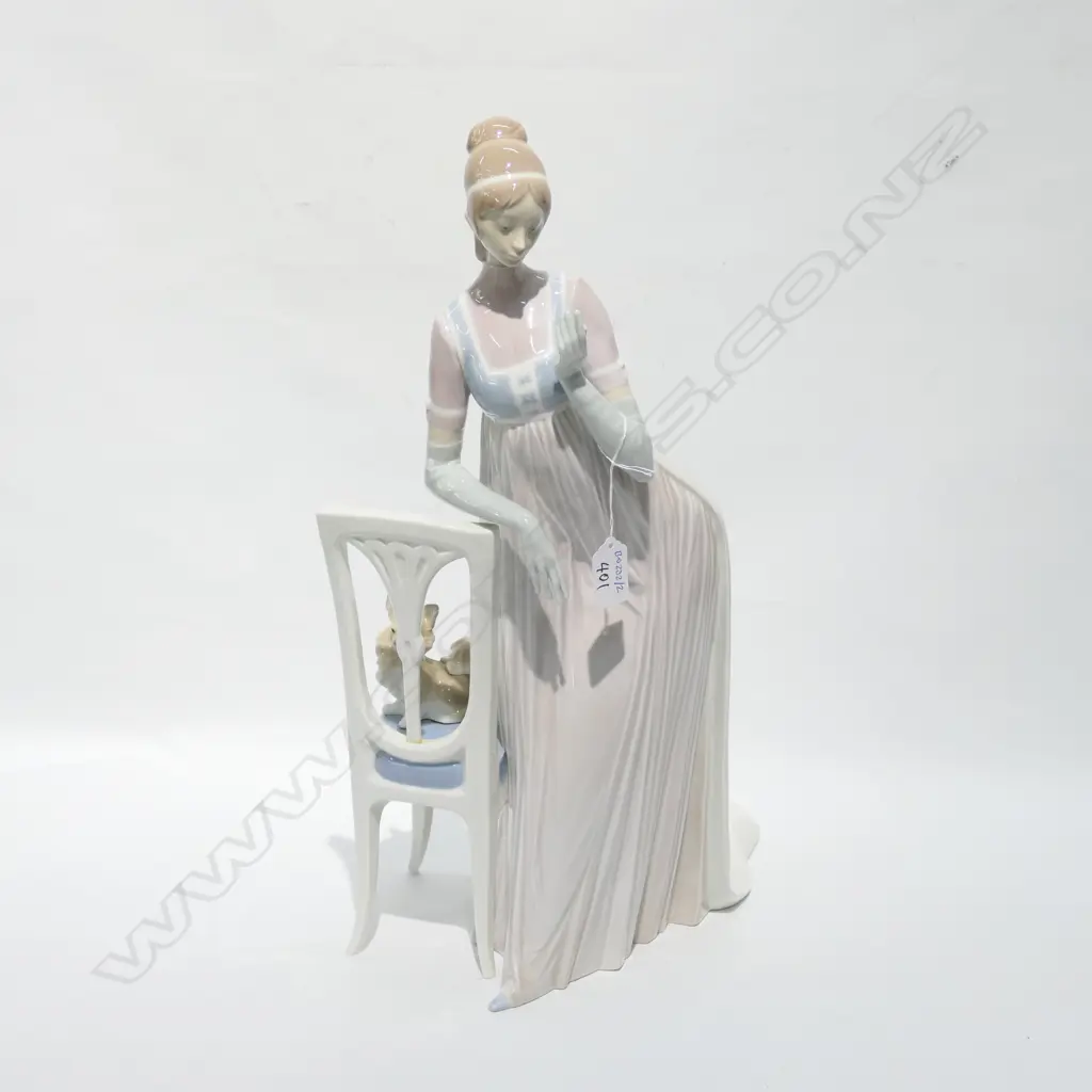 LARGE LLDRO FIGRE WOMAN WITH CHAIR AND DOG H 480 MM Image 1++