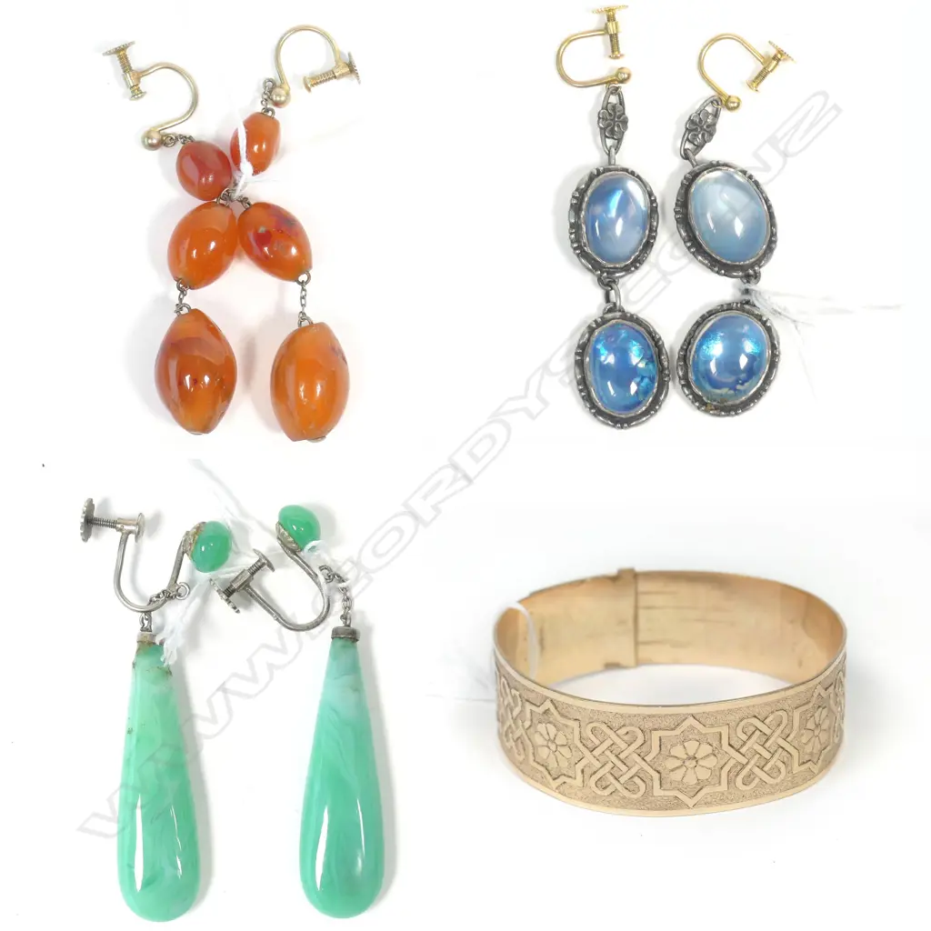 4 x items of vintage jewellery – 3 x earrings, 1 x bangle Image 1++
