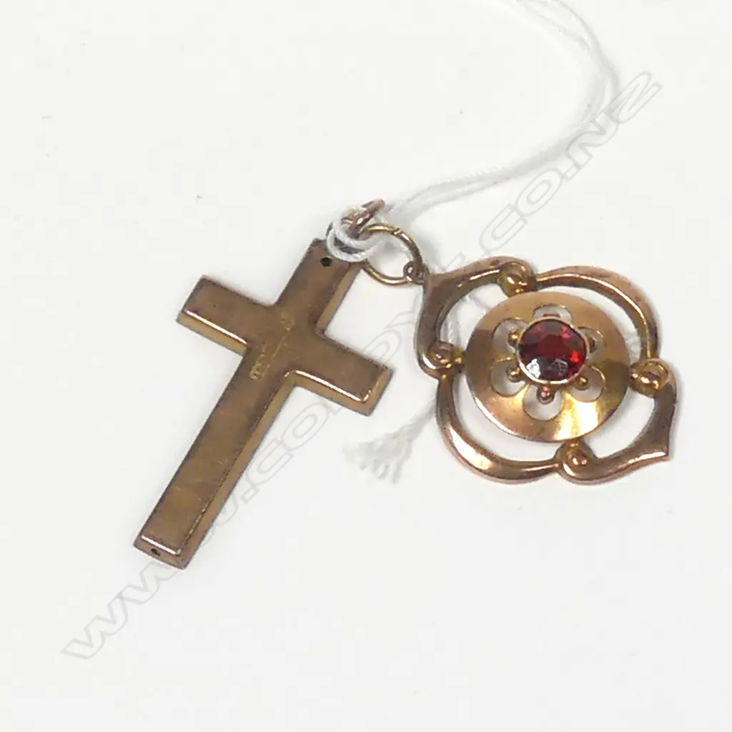 9CT GOLD CROSS & 9CT GOLD GARNET PENDANT Image 1++
