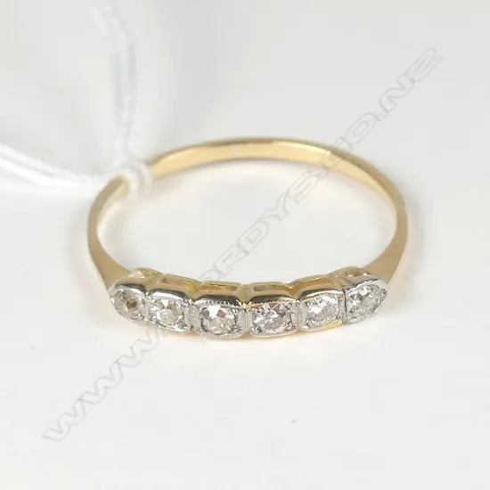 GOLD & SIX DIAMOND RING