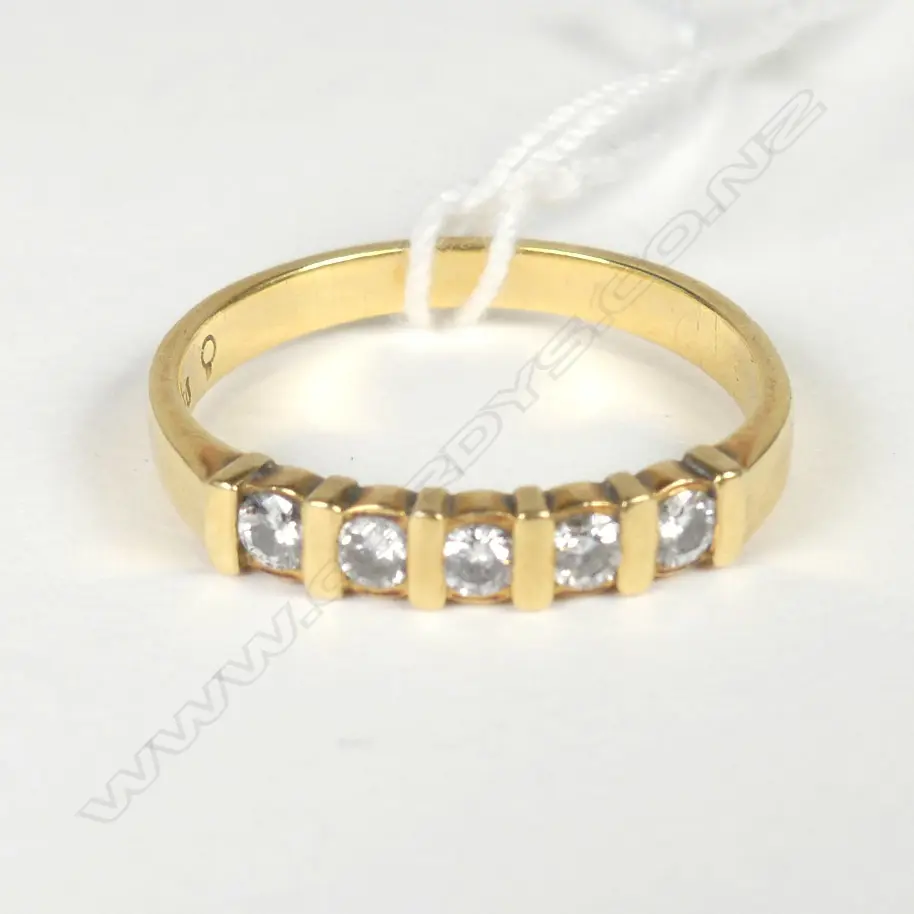 18CT 5 STONE DIAMOND RING 2.28GM Image 1++