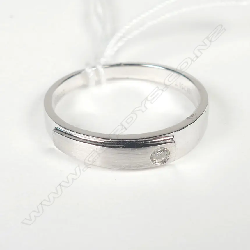 18CT WHITE GOLD & DIAMOND BAND Image 1++