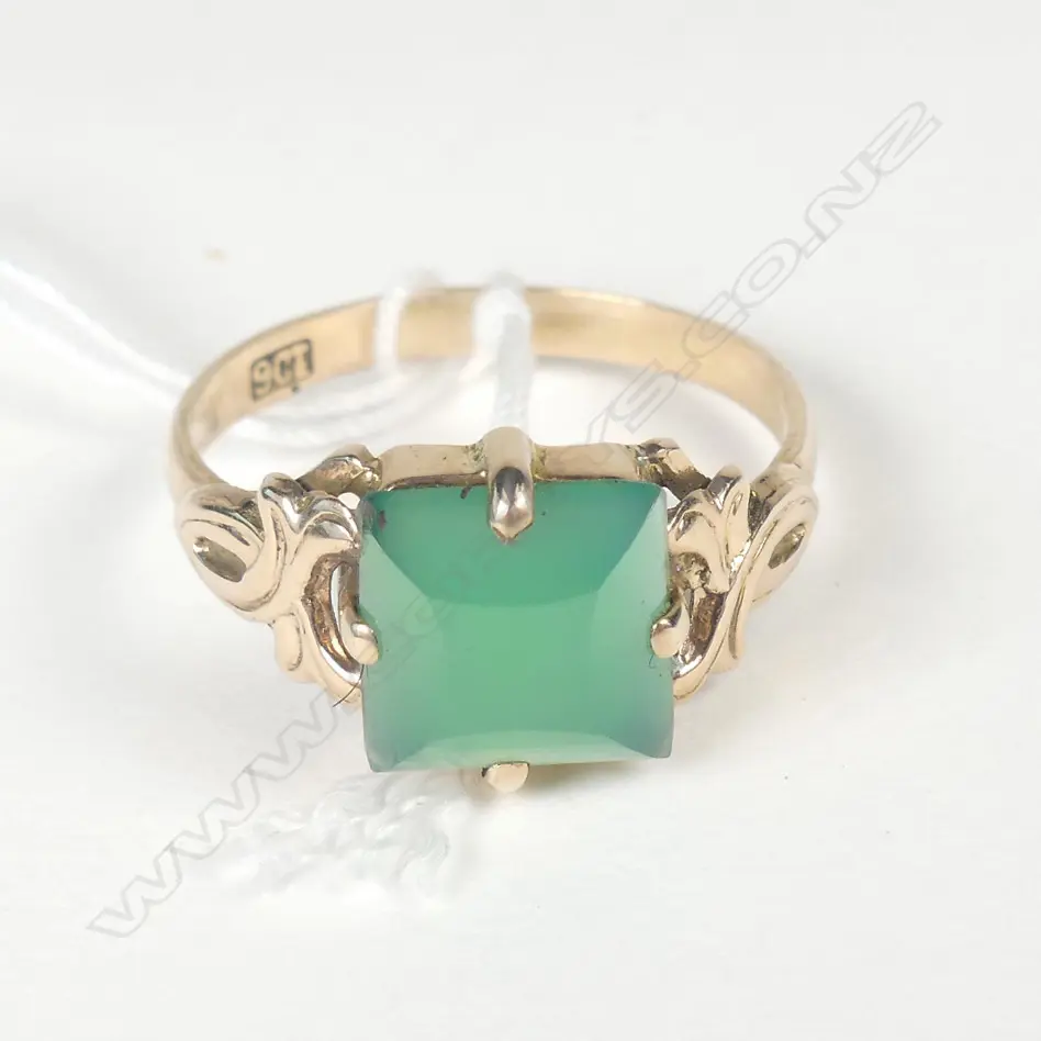 VINTAGE 9ct GOLD & JADE RING Image 1++