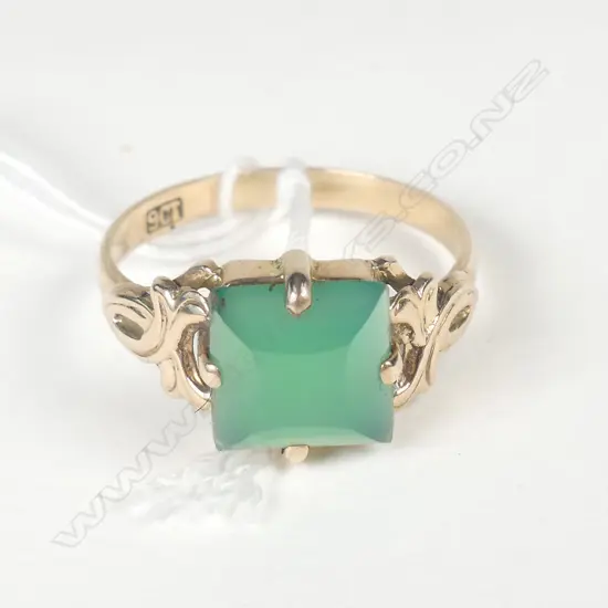 VINTAGE 9ct GOLD & JADE RING