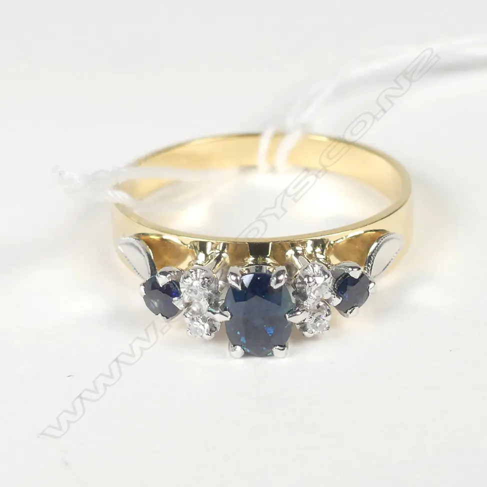18CT GOLD SAPPHIRE & DIAMOND RING Image 1++