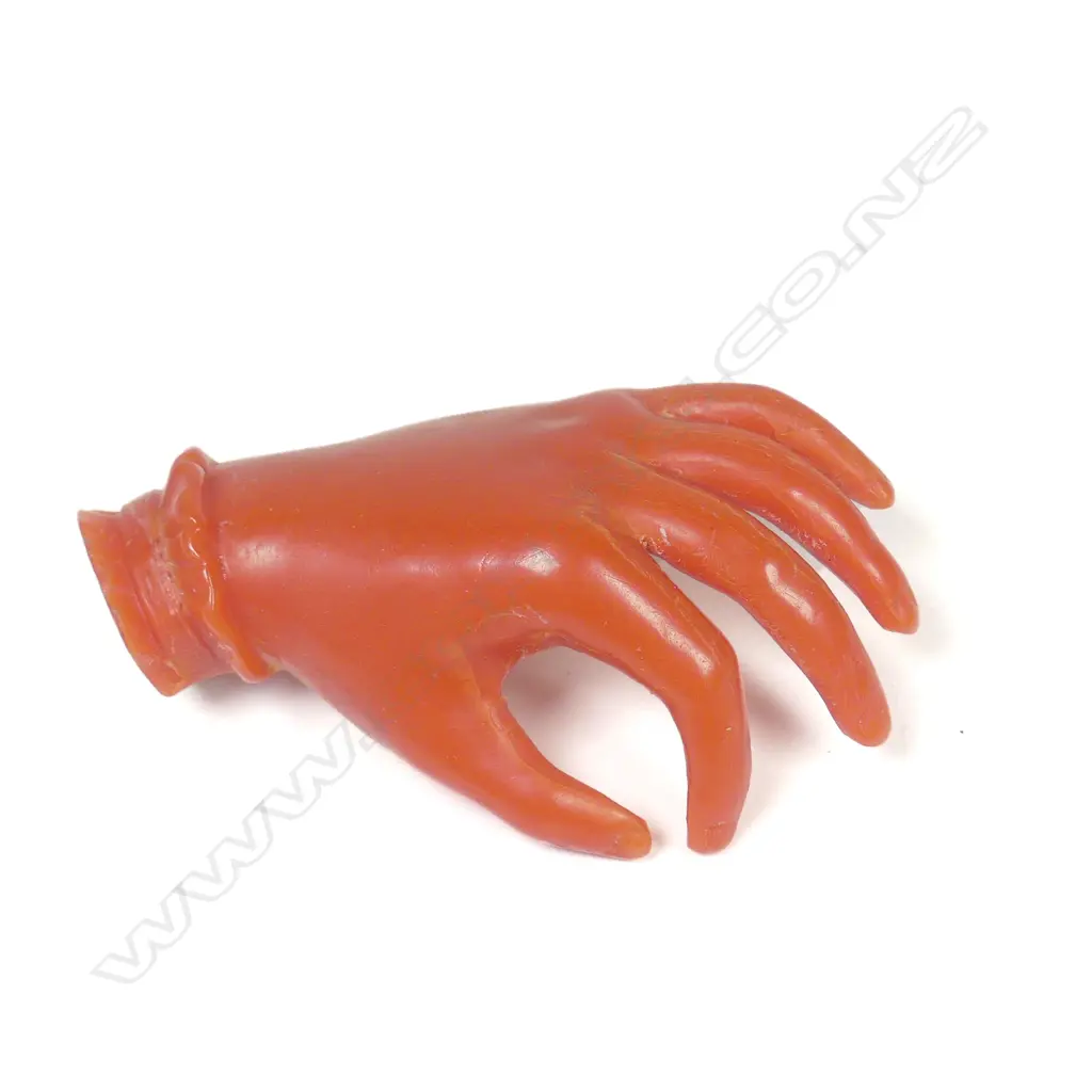 VINTAGE SIMULATED CORAL HAND BROOCH Image 1++