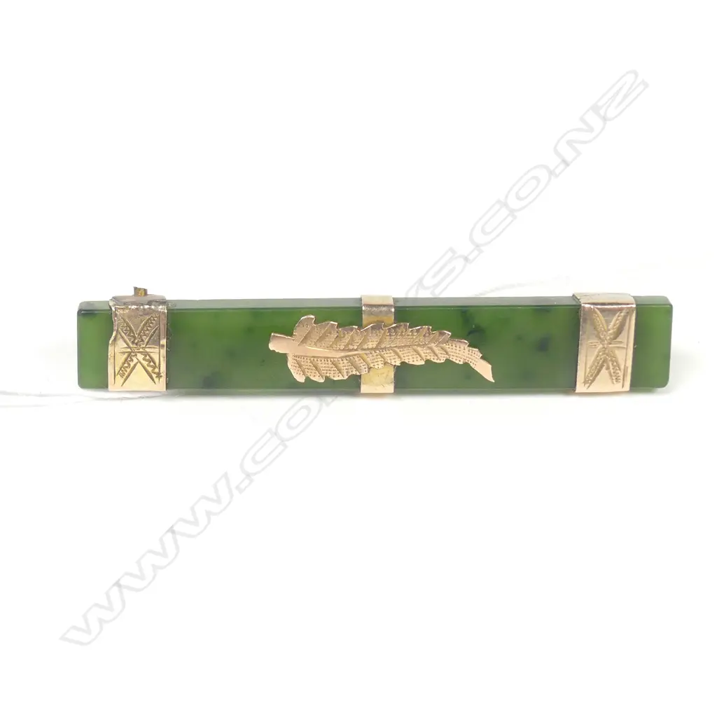 Antique 9ct gold and NZ greenstone brooch Image 1++