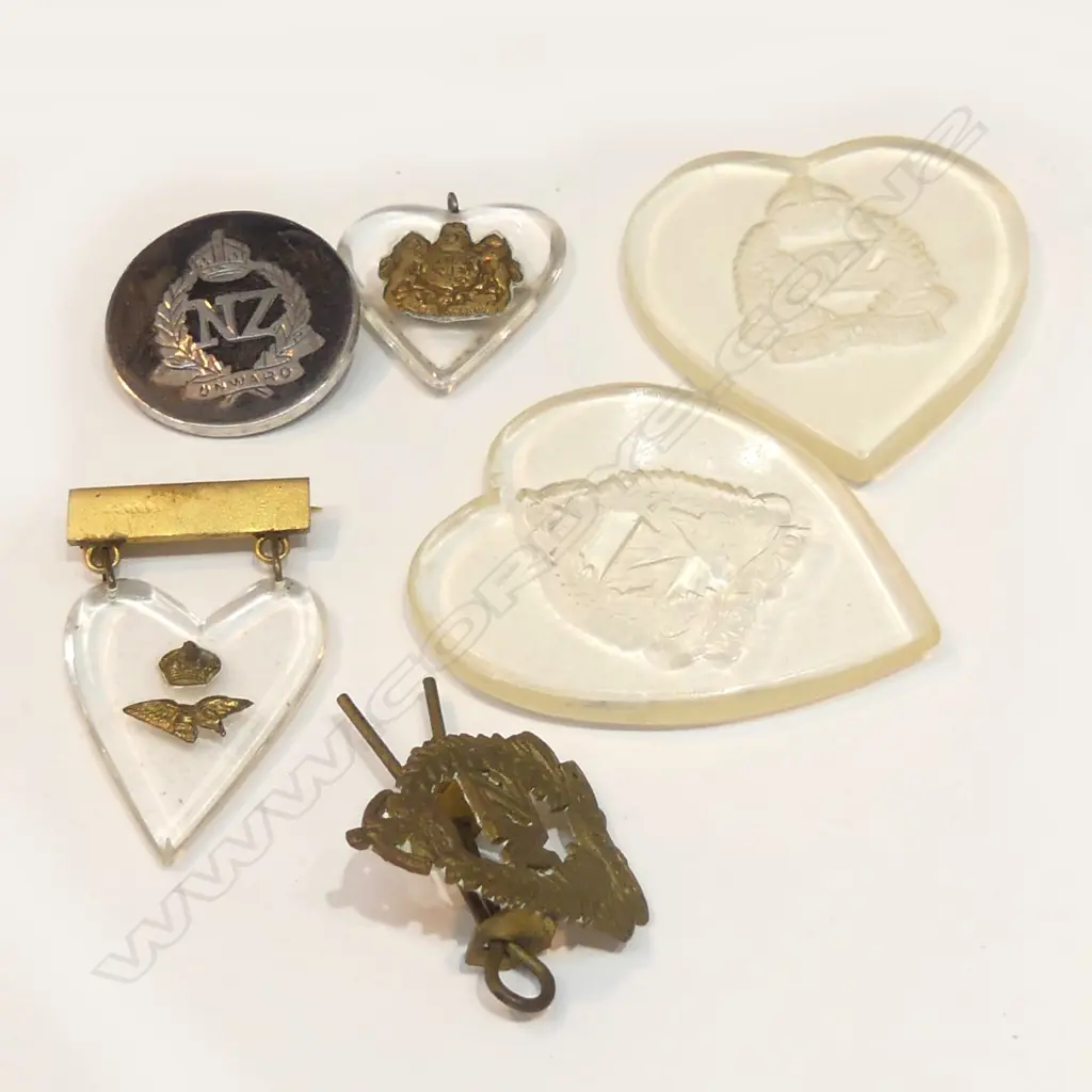 4 WWII PERSPEX SWEETHEART 'JEWELS', ETC Image 1++