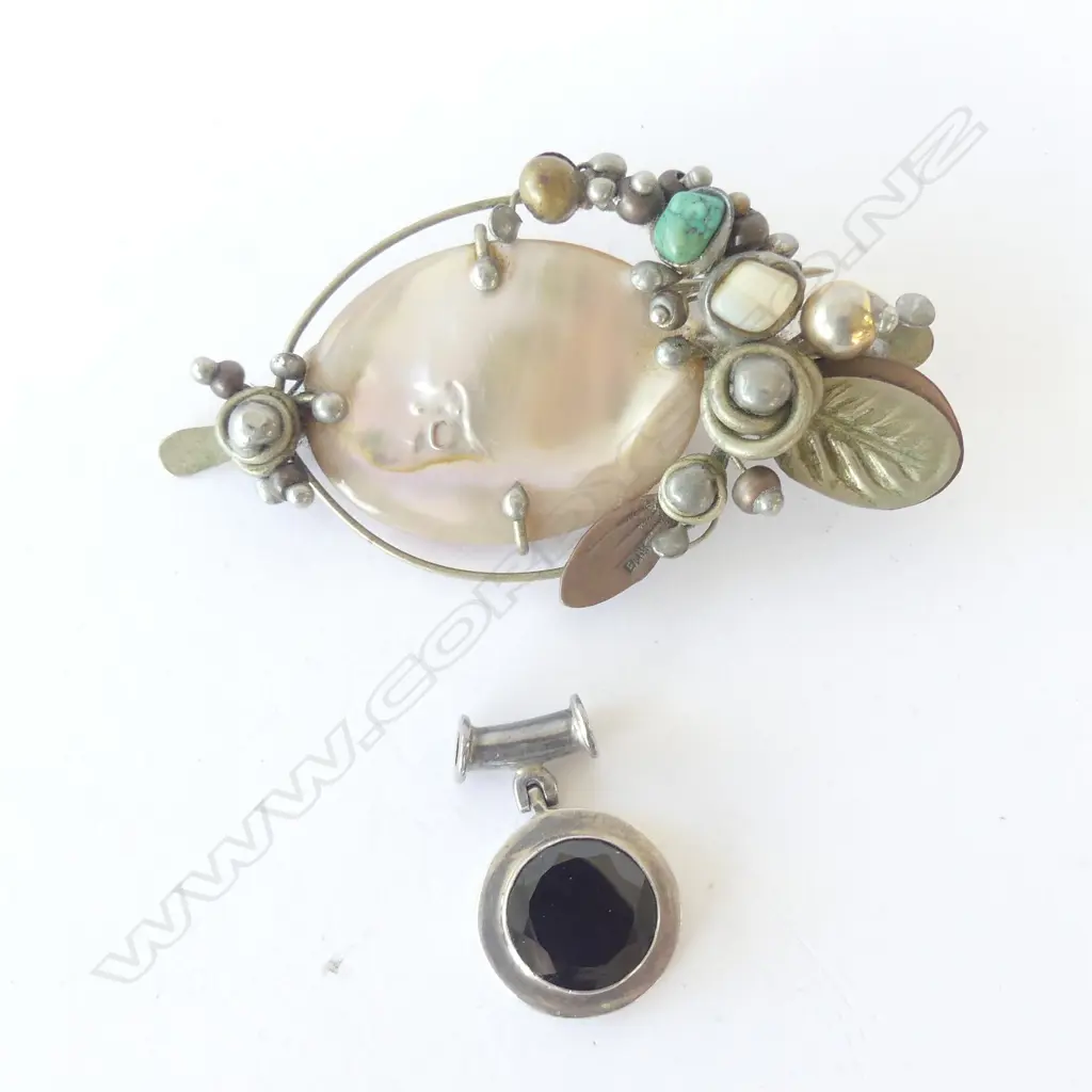 SILVER/GARNET PENDANT & HANDMADE MOP BROOCH Image 1++