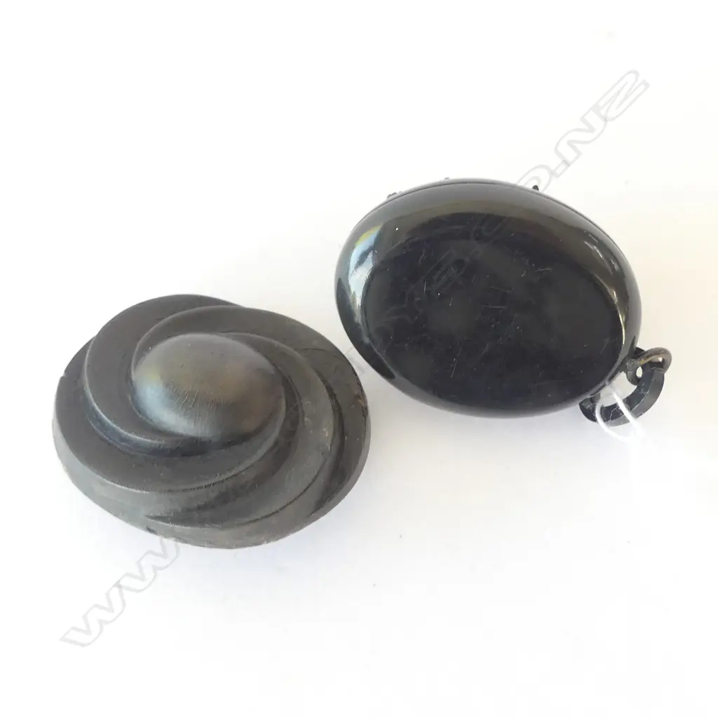 JET LOCKET AND VULCANITE BROOCH Image 1++