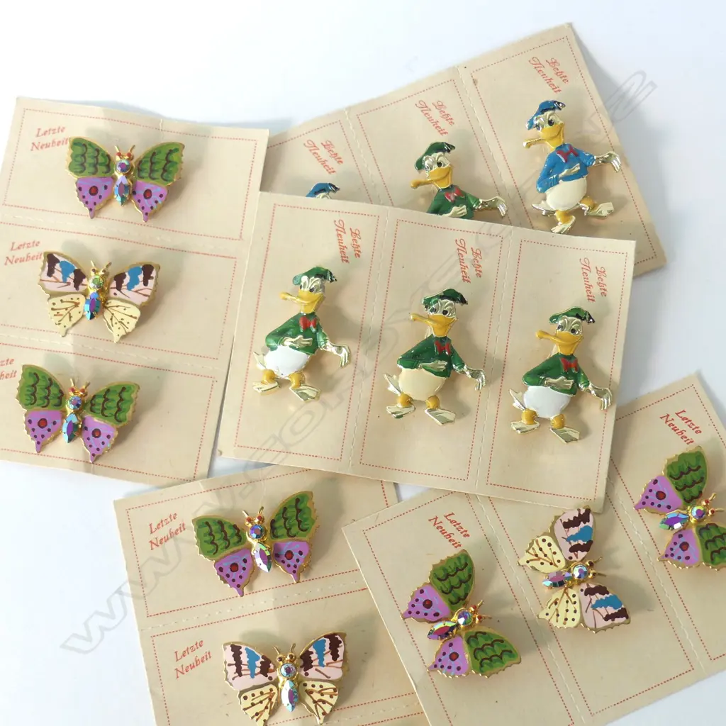 BAG OF ASST VINTAGE DONALD DUCK BROOCHES Image 1++