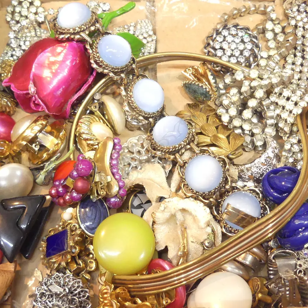 BOX LOT OF DIAMANTE JEWELLERY/ EARRINGS Image 1++