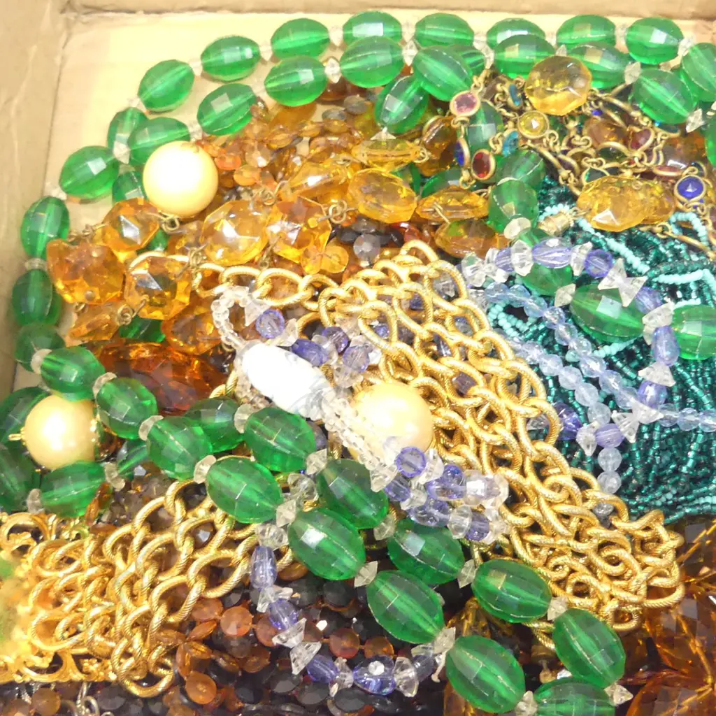 BOX LOT OF COSTUME JEWELLERY Image 1++