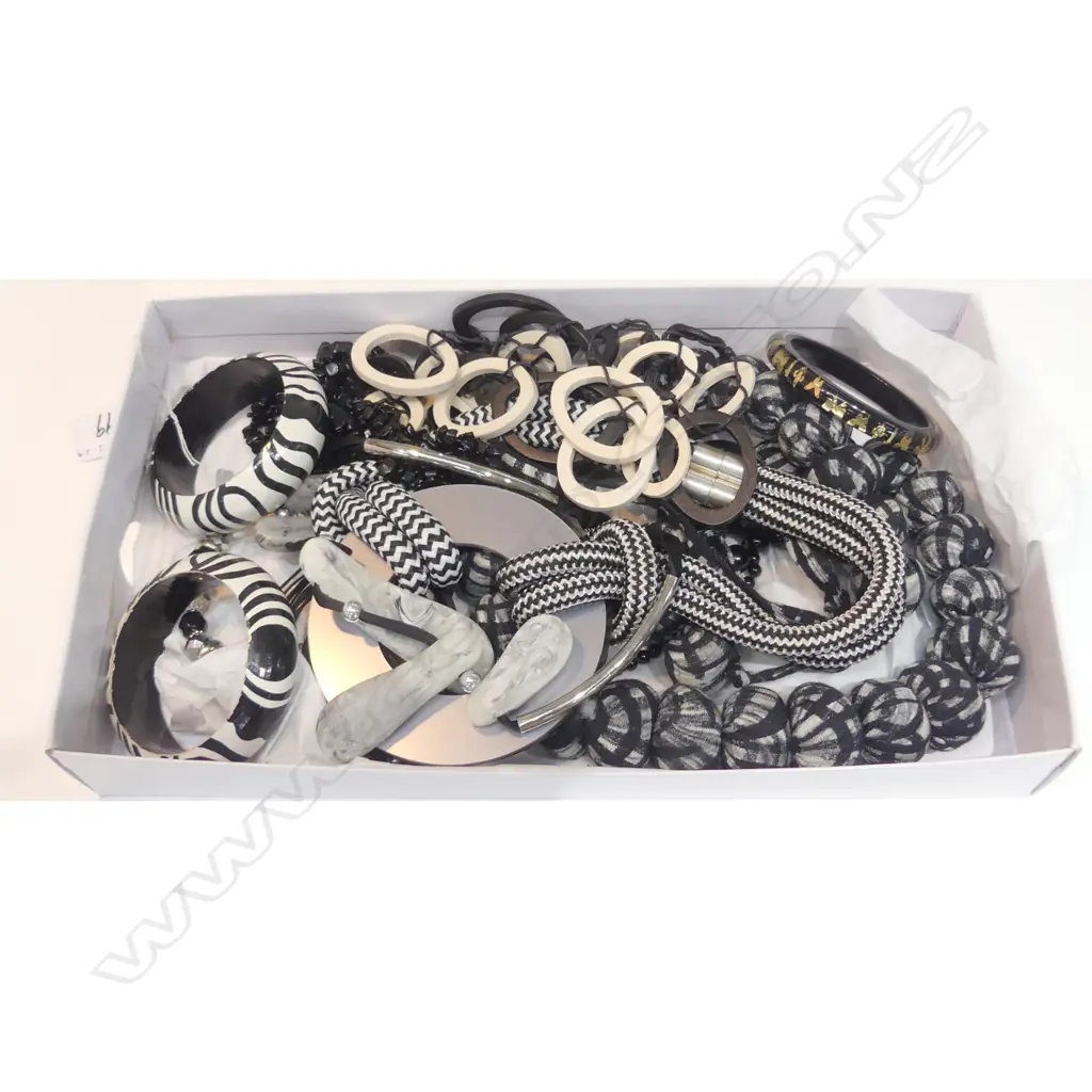 LOT ASSRTD COSTUME JEWELLERY INCL BANGLES ETC Image 1++