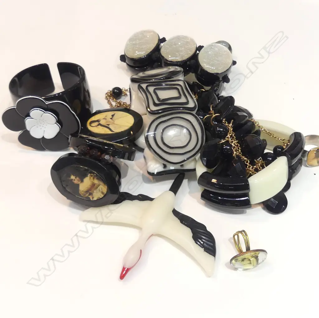 LOT ASSRTD COSTUME JEWELLERY INCL BANGLES ETC Image 1++