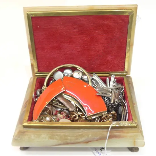 COSTUME JEWELLERY IN AGATE BOX W. 170MM
