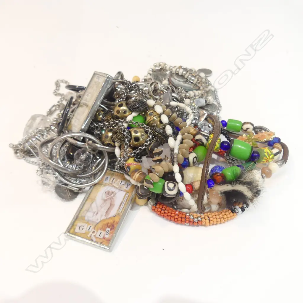 LOT ASSRTD COSTUME JEWELLERY INCL BROOCHES Image 1++