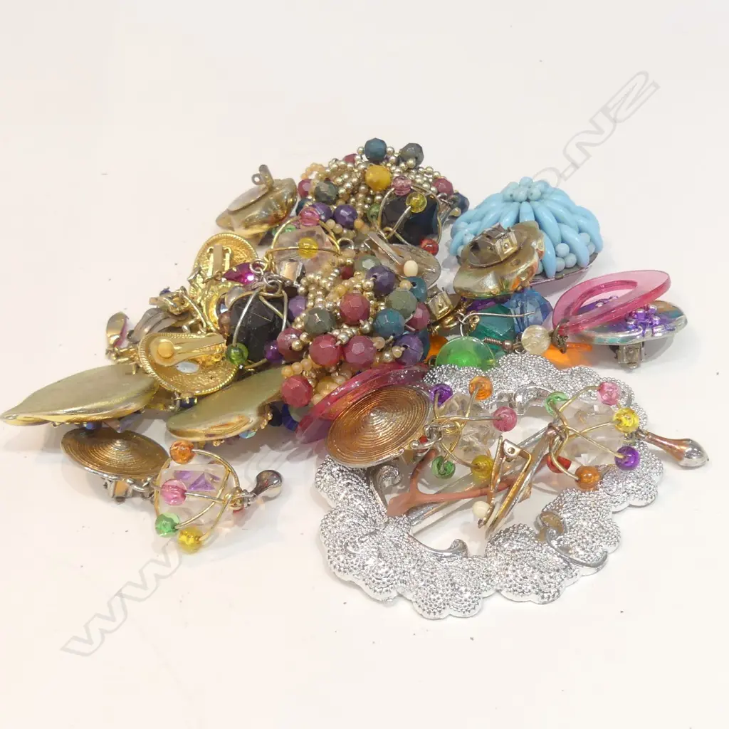 BAG OF MISC COSTUME JEWELLERY Image 1++