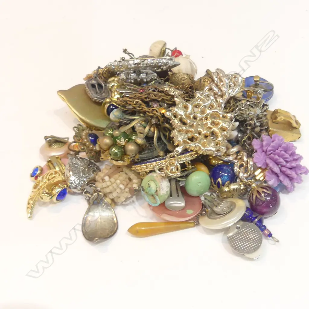 BAG OF COSTUME JEWELLERY Image 1++