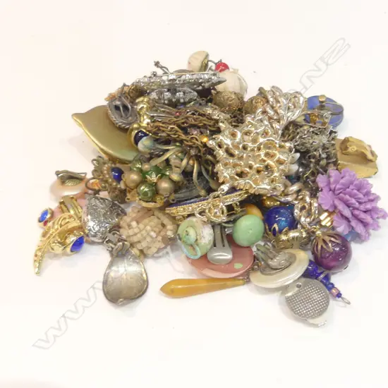 BAG OF COSTUME JEWELLERY