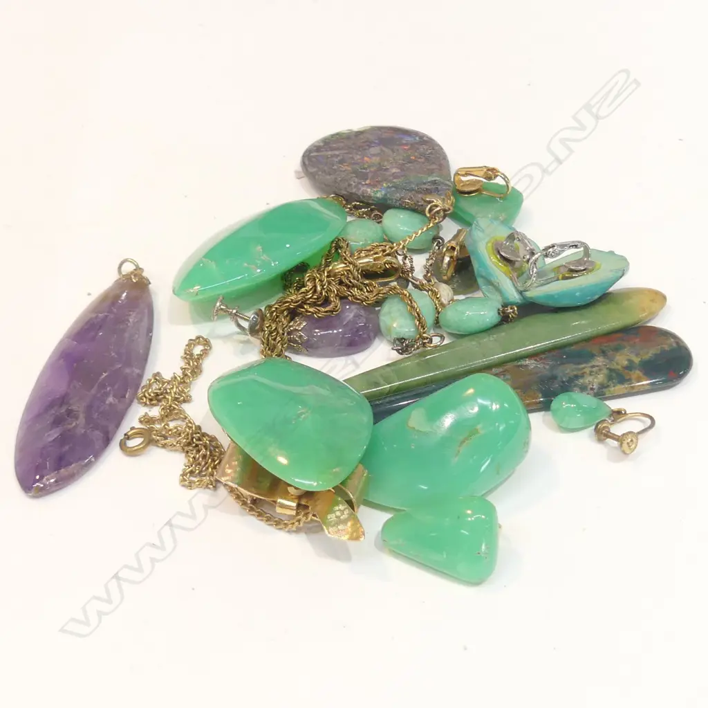 AMETHYST/GREENSTONE & CHRYSOPHASE JEWELLERY WITH SOME 9CT GOLD LINKS Image 1++