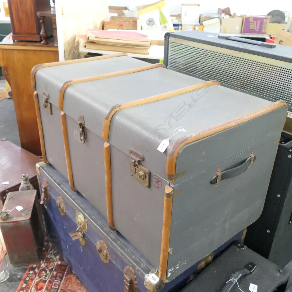 VINTAGE TRAVEL TRUNK WOODEN BOUND RIBS Image 1++